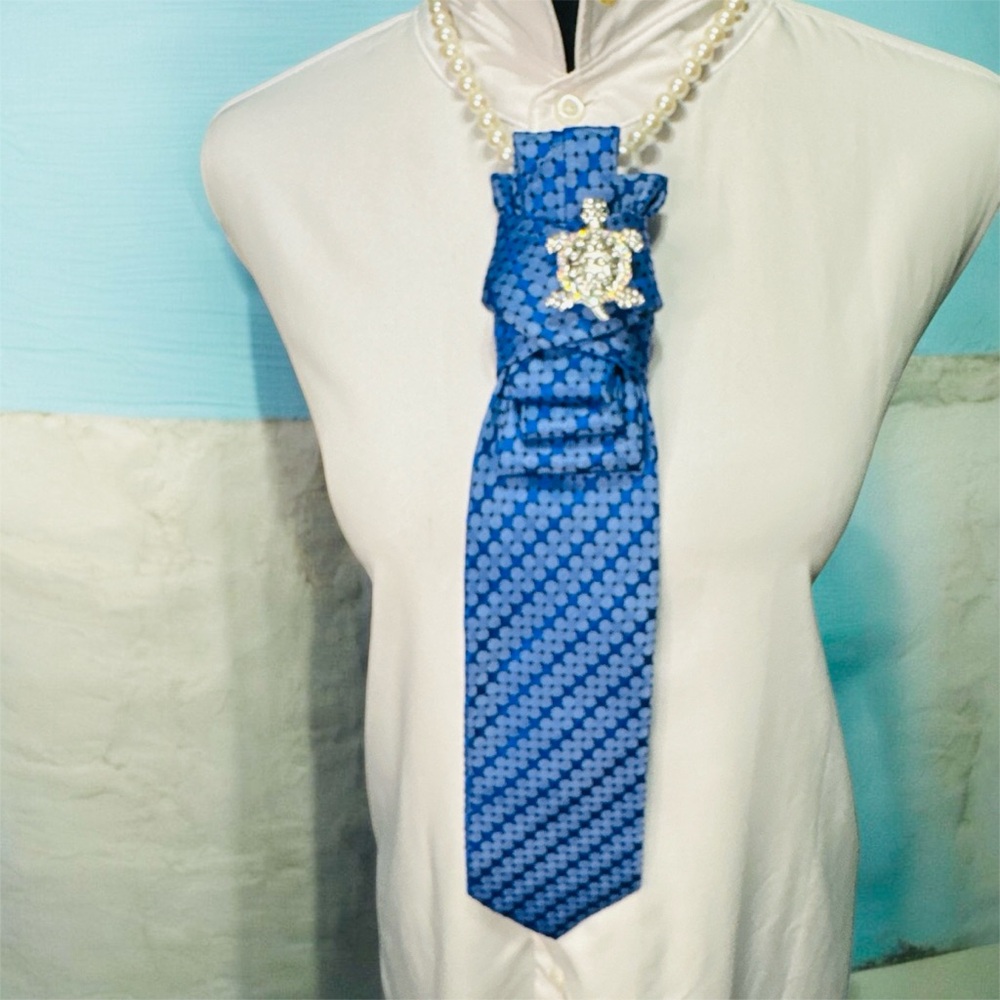 Elegant Blue Patterned Necktie with  Turtle Diamond Brooch